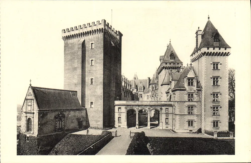 Castelo de Pau — O donjon e a entrada — Edição dos Museus Nacionais - Frente