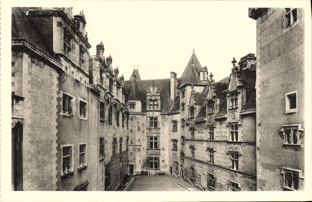Castelo de Pau — A Cour d'Honneur — Edição dos Museus Nacionais, n°6 - Frente