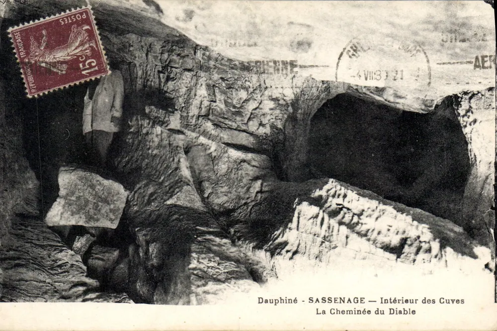 Dauphiné - Sassenage — Innenansicht der Höhlen La Cheminée du Diable - Vorderseite