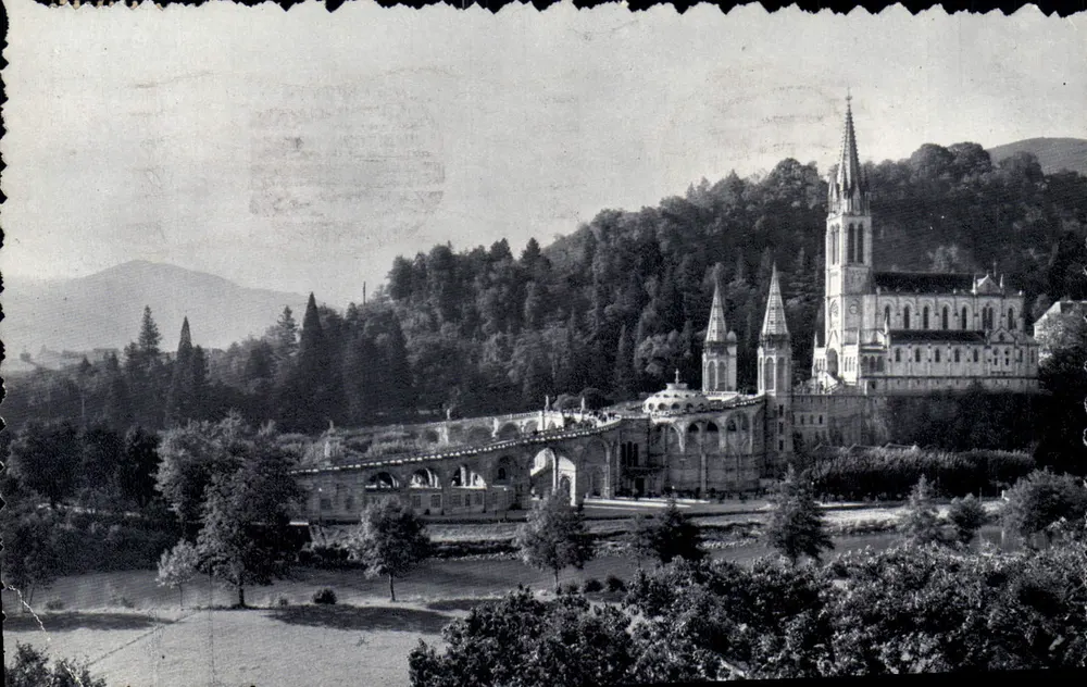 Lourdes — A Basílica, vista lateral — Edição Peso do Rosário, n°46 - Frente