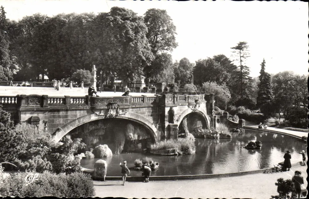 Metz — Fontaine de l'Esplanade — Réal-Photo - Frente