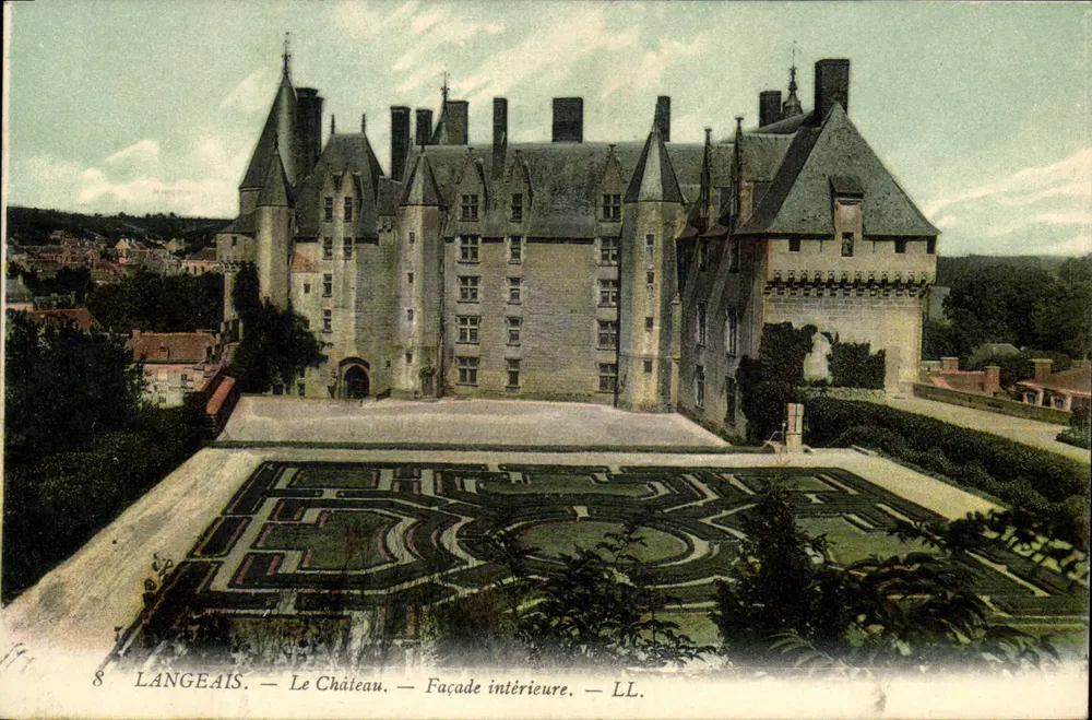 Langeais — O Castelo — Fachada interna — LL. - Frente