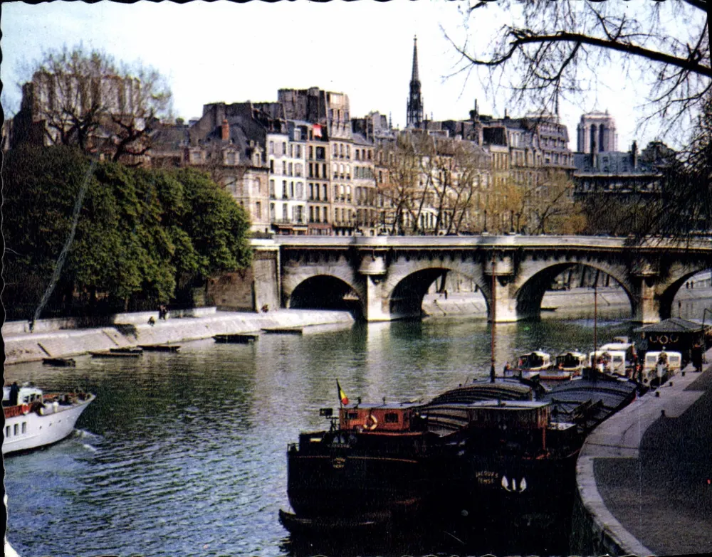 Paris - A Sena e a Cidade — editor NATHIELLES - Frente
