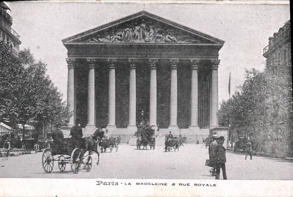 Paris - A Madeleine & Rue Royale — vista do templo com carruagens - Frente