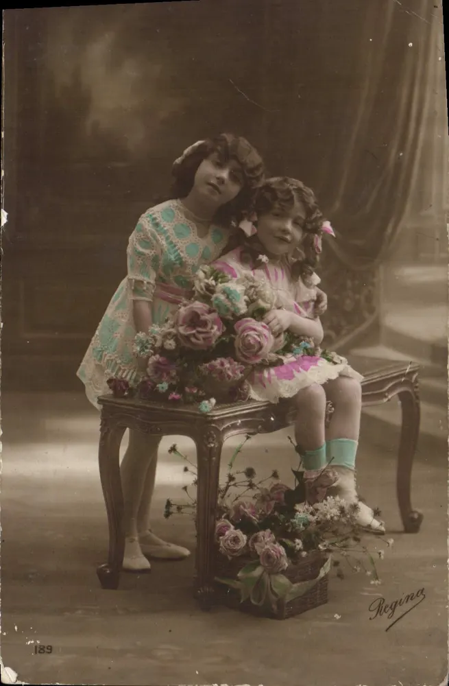 Duas jovens com buquê de flores — Regina, n° 189 - Frente