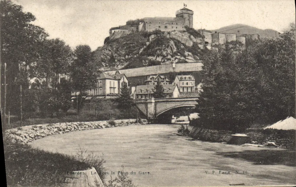 Lourdes — O Forte le Pont du Gave — V. P. Paris N. 16 - Frente