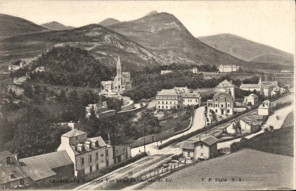 Lourdes. Ansicht der Basilika vom Eisenbahnweg — V.P. Paris N. 9 - Vorderseite