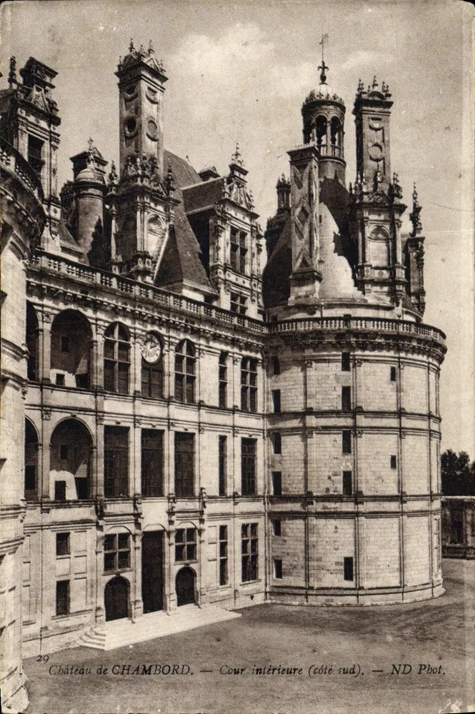 Castelo de CHAMBORD — Pátio interno (lado sul) — ND Phot. - Frente