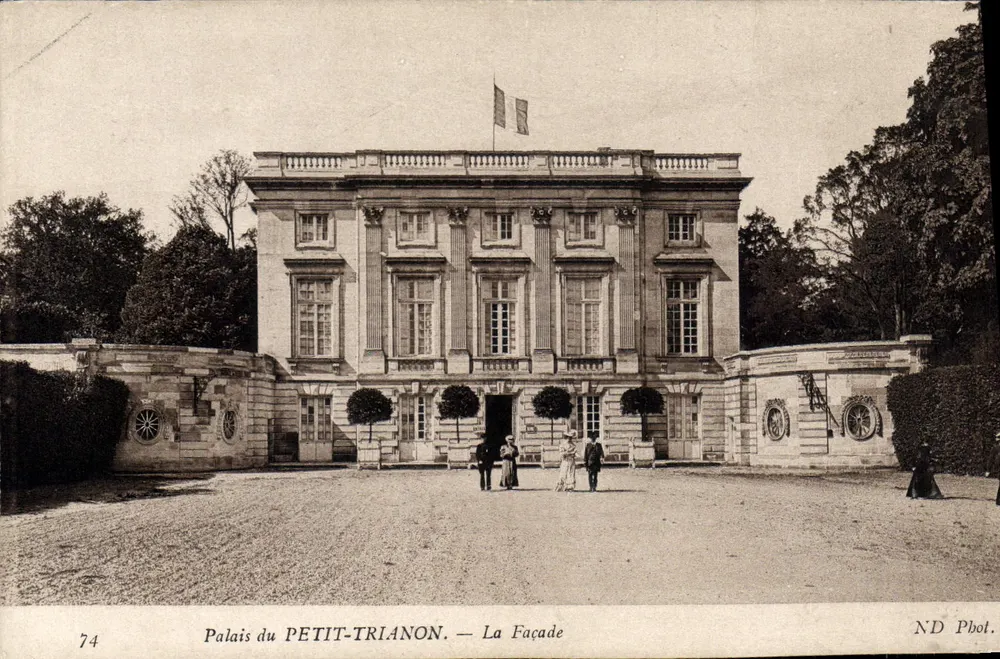 Palácio do PETIT-TRIANON — A Fachada — ND Phot. - Frente