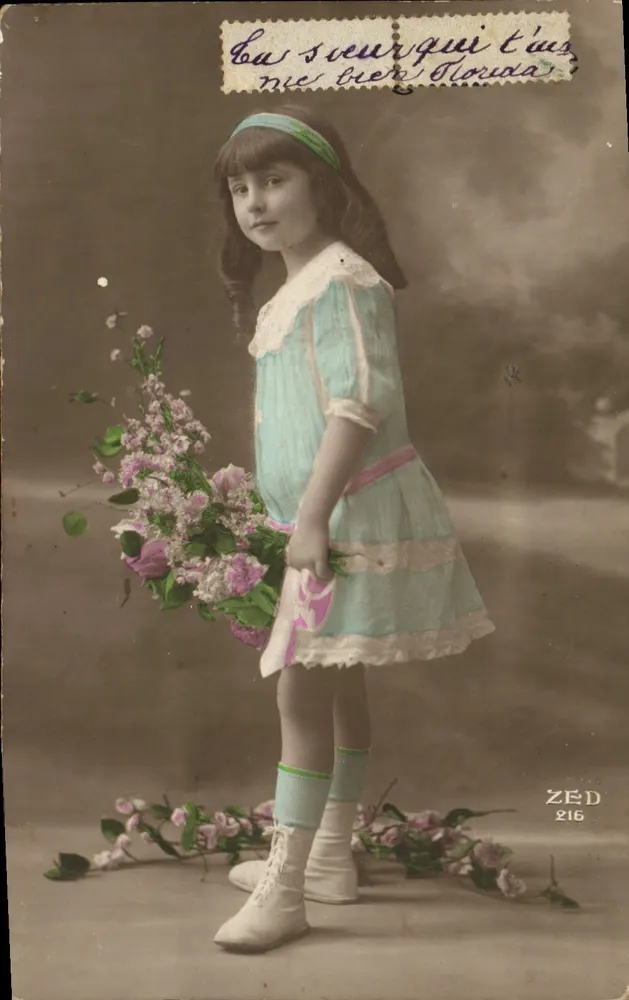 Menina segurando um buquê de flores — ZED 216 — Editor A. Noyer, Paris - Frente