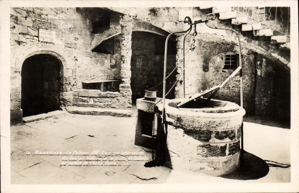 Marselha, O Castelo de If — A cour interne, o poço e a entrada — O Abbé Faria — Série 18 - Frente