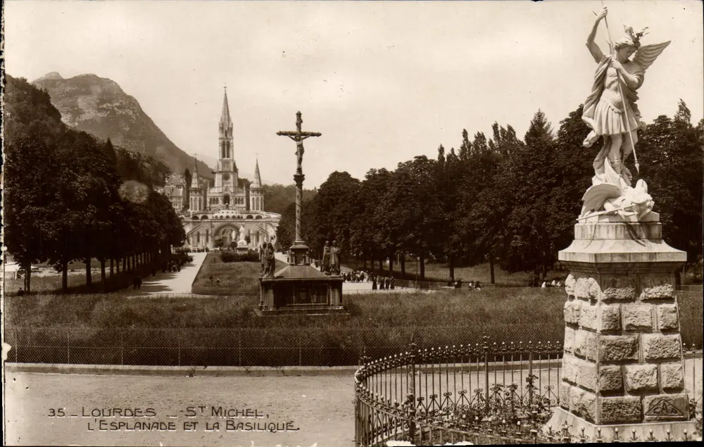 Lourdes - São Miguel, a Esplanada e a Basílica — Real-Photo G. A. P. Béthune, n°35 - Frente