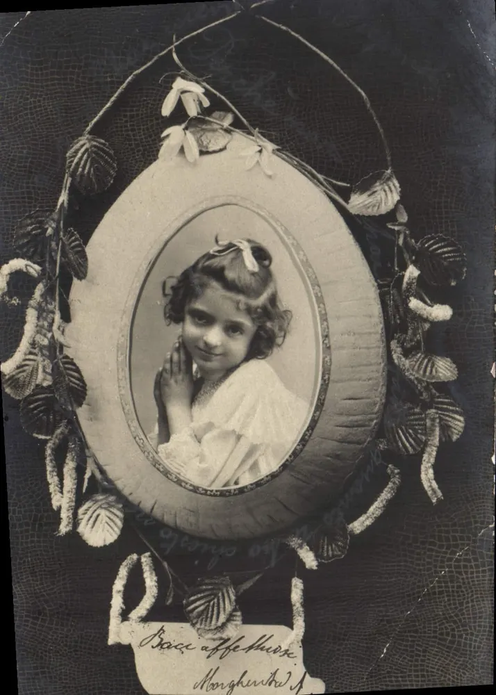 Menina pequena — retrato em um quadro decorativo — editor desconhecido - Frente