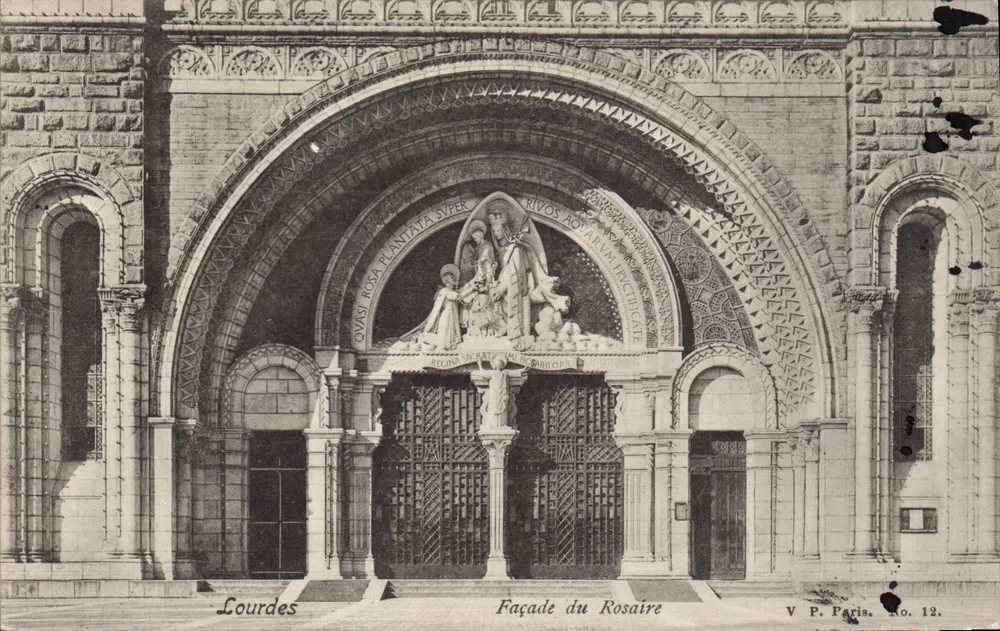 Lourdes — Fachada do Rosário — V. P. Paris. No. 12. - Frente
