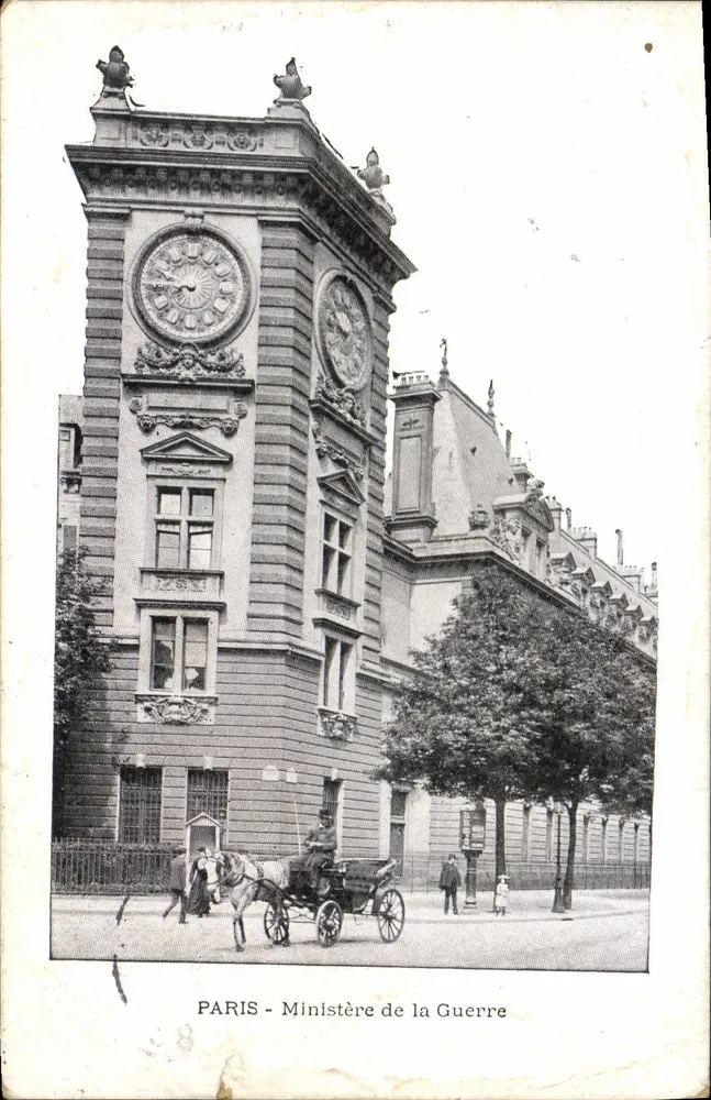 PARIS - Ministério da Guerra — vista do edifício com relógio e carruagem - Frente