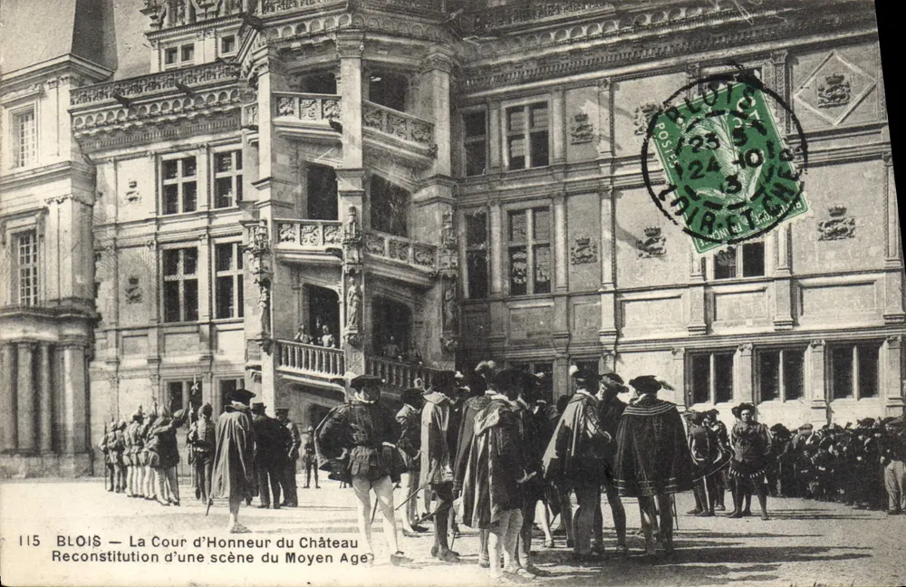 Blois — La Cour d'Honneur del Castillo — Reconstrucción de una escena de la Edad Media - Anverso