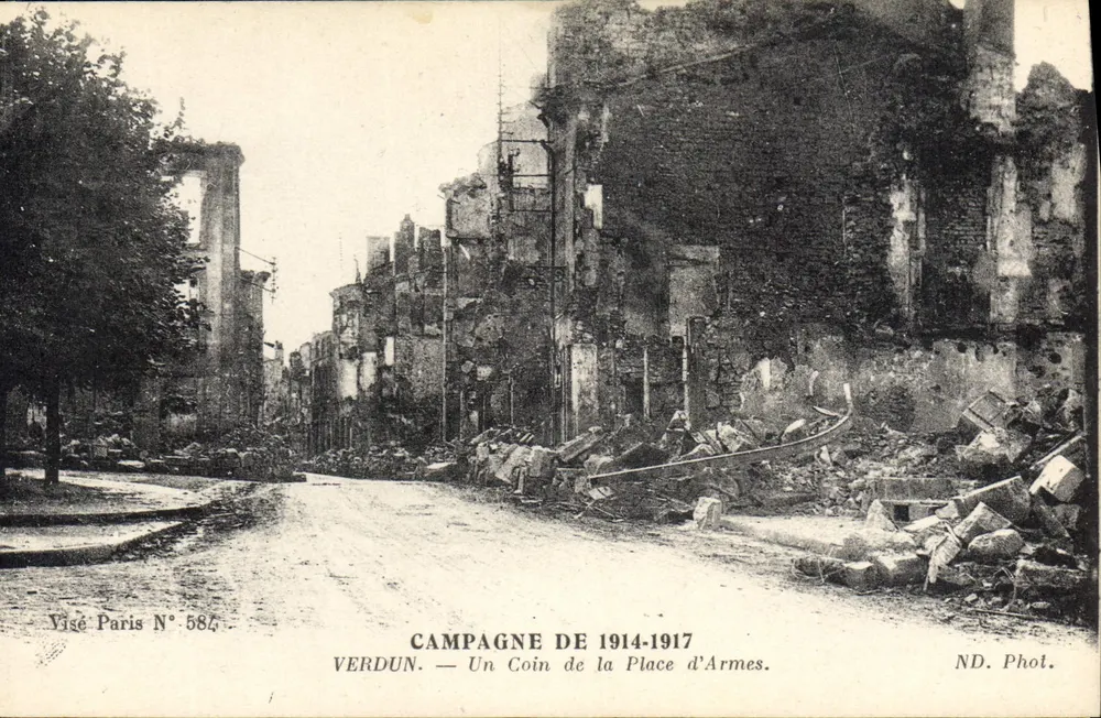 Verdun — Ein Stück der Place d'Armes — Kampagne 1914-1917 — Visé Paris N° 587 - Vorderseite