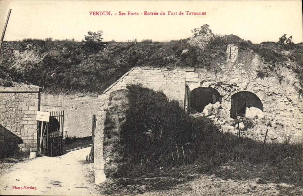 Verdun - Seine Festungen - Eingang zum Fort Tavannes — Photo-Verdun - Vorderseite