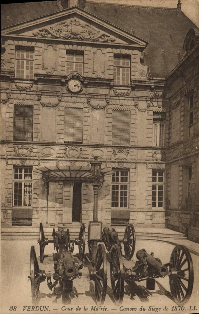 Verdun — Hof des Rathauses — Kanonen des Belagers von 1870 - Vorderseite