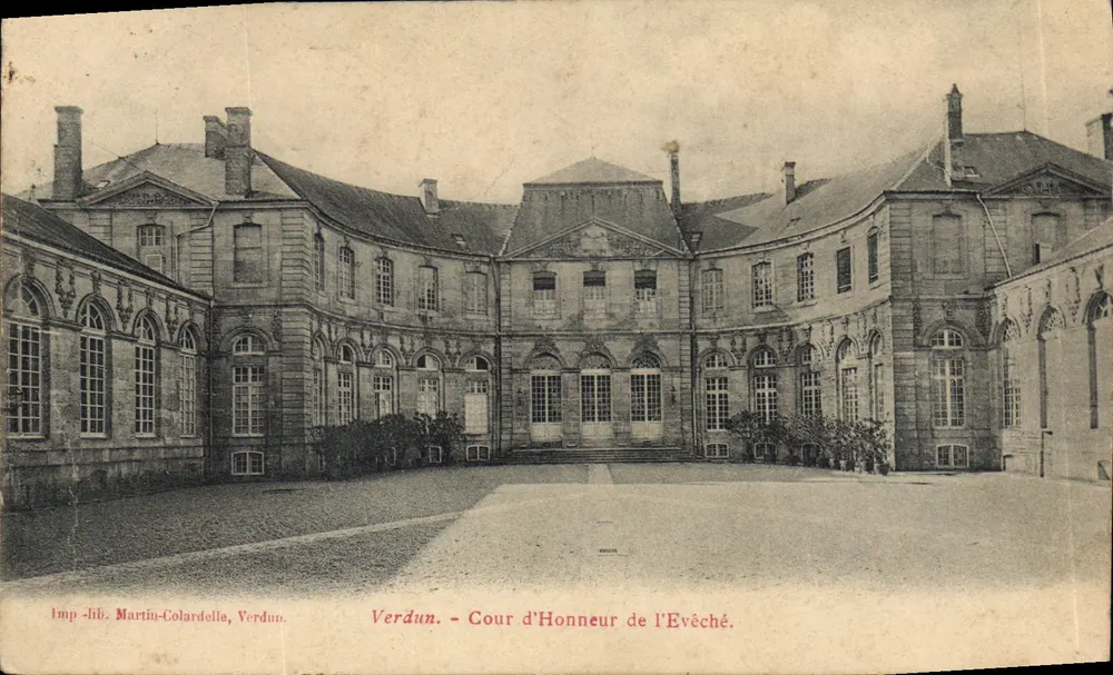 Verdun — Cour d'Honneur do Bispo — Imp.-lib. Martin-Colardelle, Verdun - Frente