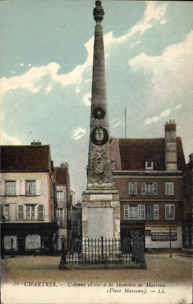 Chartres — Hohe Säule zur Erinnerung an Marceau (Place Marceau) — LL - Vorderseite