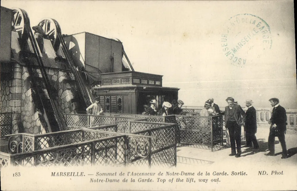 Marseille — Gipfel des Aufzugs Notre-Dame de la Garde. Ausgang. ND. Phot. - Vorderseite