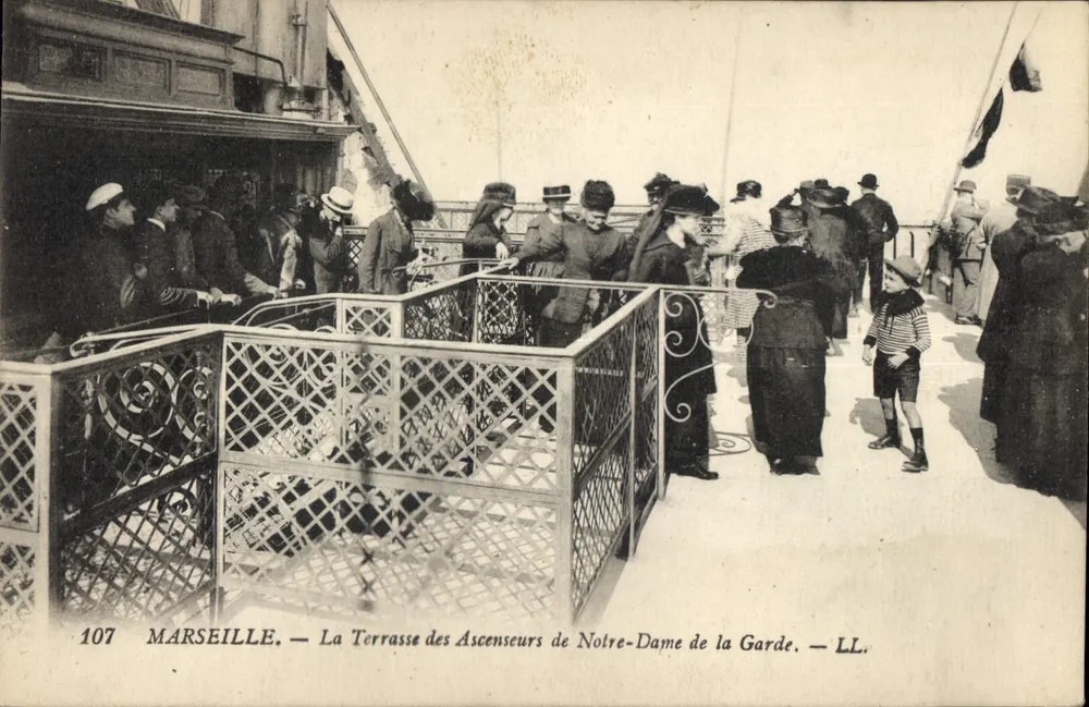 Marseille — La Terrasse des Ascenseurs de Notre-Dame de la Garde — LL. — N° 107 - Vorderseite