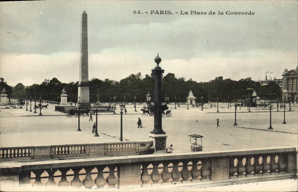 Paris - A Praça da Concórdia — Obelisco central, carruagens e pedestres — série 64 - Frente