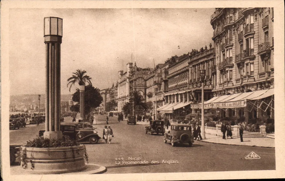 Nice - A Promenade des Anglais — vista da place do Casino com coluna e carros da época — Bilhete postal antigo n°444 - Frente