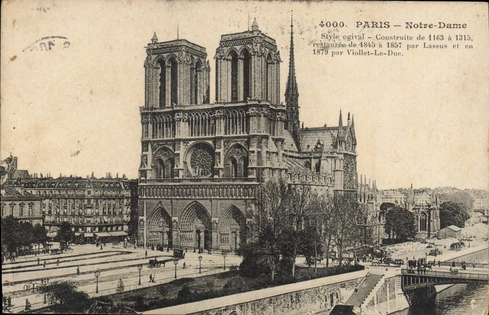 Paris - Notre-Dame — Gotischer Stil - Von 1163 bis 1315 errichtet, von 1845 bis 1857 restauriert von Lassus und 1879 von Viollet-Le-Duc. - Vorderseite