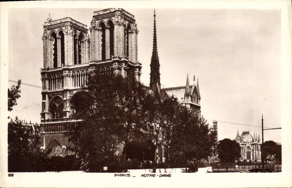 Paris - Notre-Dame — vista da fachada e das torres — editor AIN Paris, n° 82 - Frente