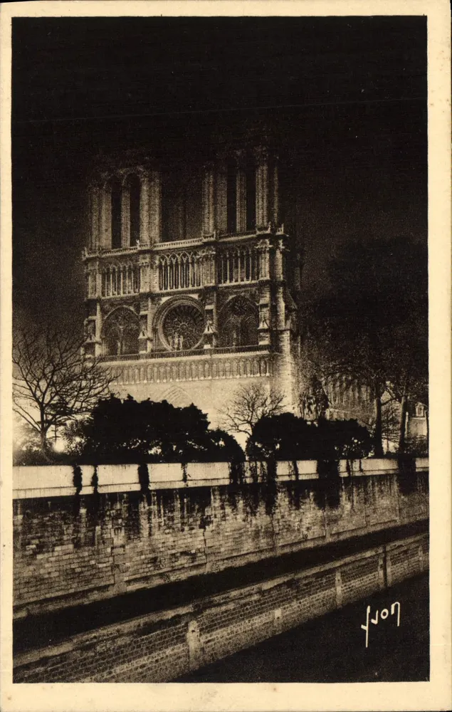 Nossa Senhora de Paris — vista noturna — Yvon - Frente