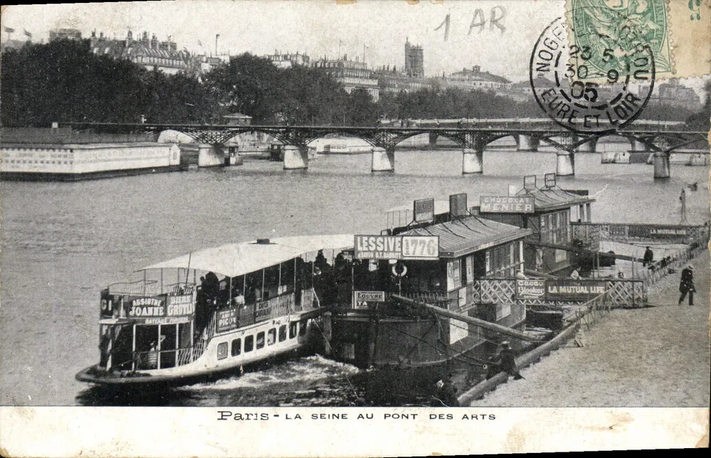 Paris - Die Seine am Pont des Arts — Ansicht mit Werbbooten und Metallbrücke - Vorderseite