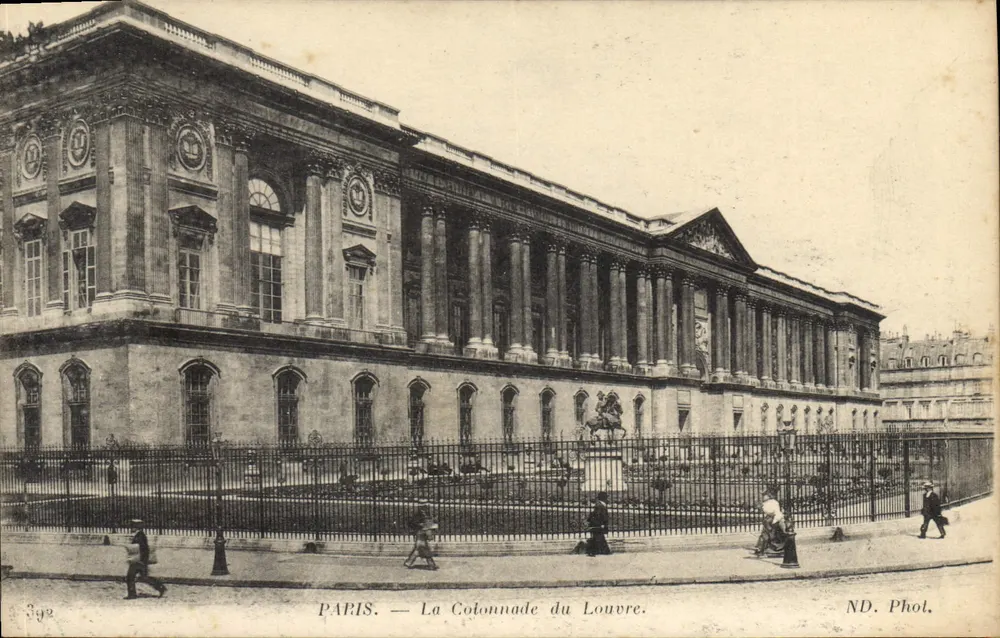 Paris — A Coluna do Louvre — ND. Fot. - Frente