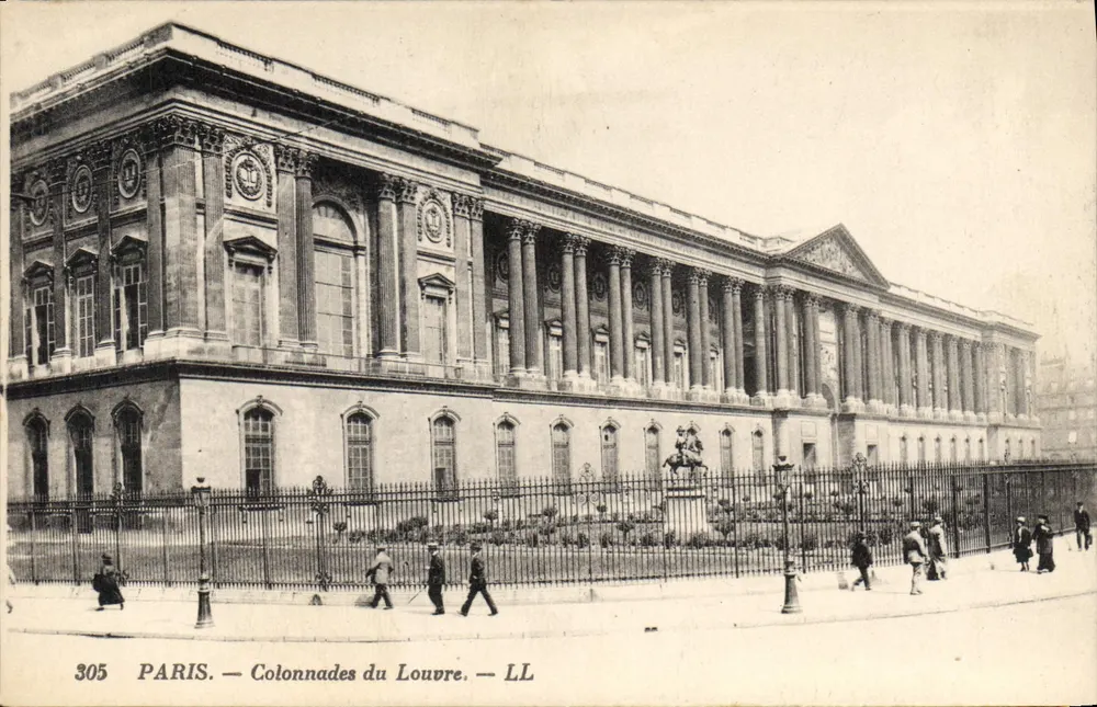 Paris — Colunatas do Louvre — LL - Frente