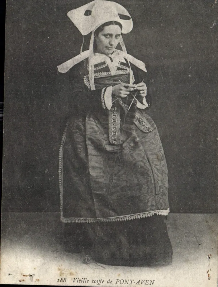 Mulher em traje tradicional — coifas de Pont-Aven — editor desconhecido, número de série não visível - Frente