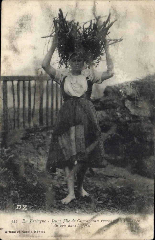 Junge Frau aus Concarneau, die aus dem Wald Holz sammelt — Artaud et Nozais, Nantes, Nr. 312 - Vorderseite
