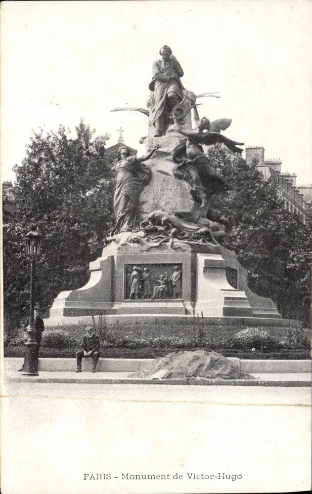 PARIS - Monument de Victor-Hugo — statue sur piédestal avec bas-reliefs, éditeur 'Victor-Hugo' imprimé - Frente