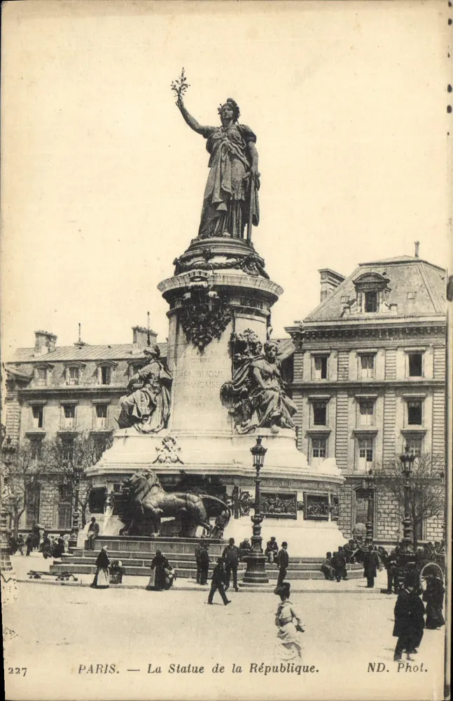 Paris — A Estátua da República — ND. Fot. - Frente