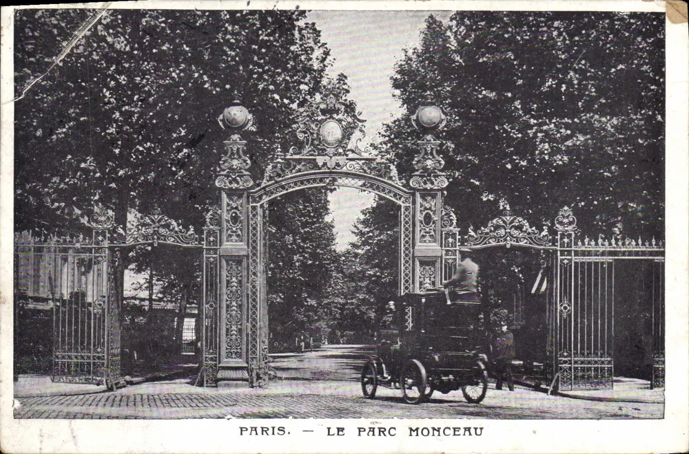 Paris — O Parc Monceau — entrada decorada e carro antigo - Frente
