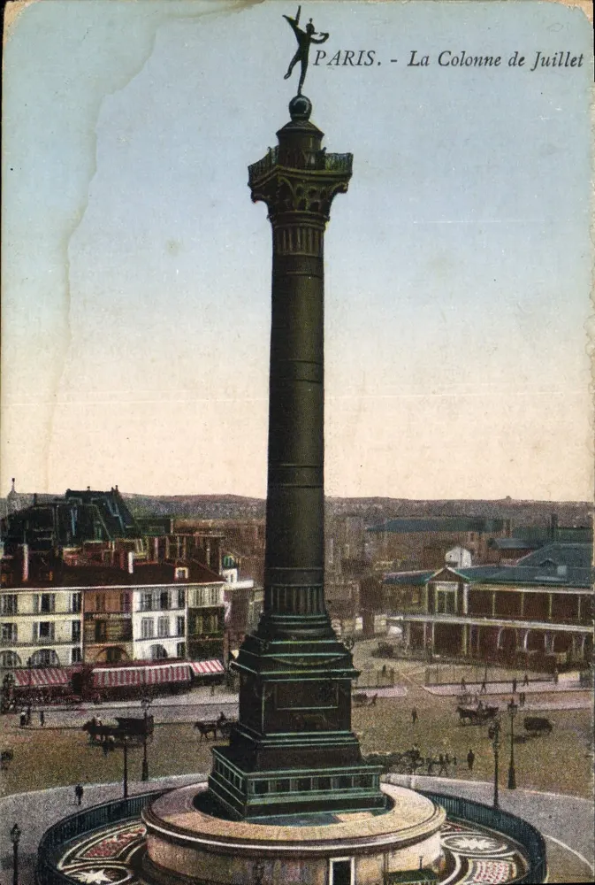 Paris - A Coluna de Julho — vista da coluna com estátua no topo e edifícios ao redor - Frente