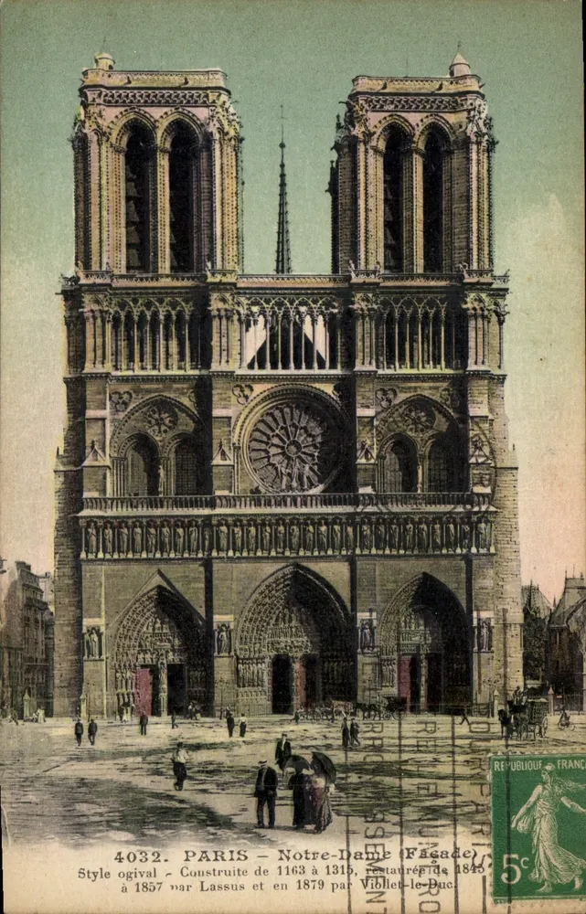 PARIS - Notre-Dame (Fachada) - Estilo ogival, construída de 1163 a 1315, restaurada de 1845 a 1857 por Viollet-le-Duc - Frente