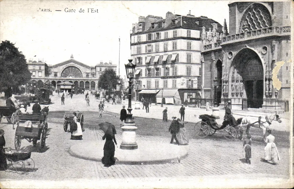 Paris — Estação de trem — vista da praça com a estação e o arco do triunfo - Frente