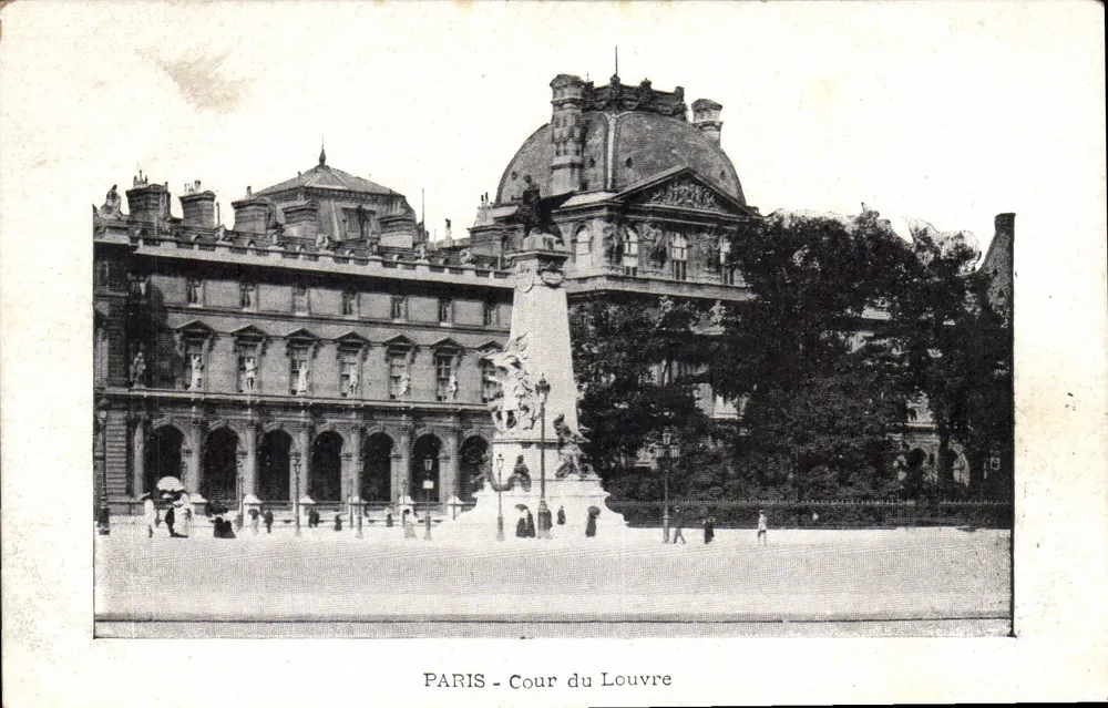 Paris - Cour du Louvre — vista da cour com a estátua da Vitória — éditeur non identifié - Frente