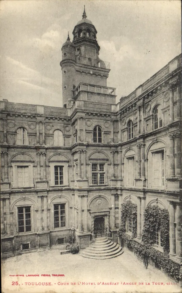 Toulouse - Pátio do Hotel d'Assézat (canto da torre) — Fototipia Labouche, Toulouse, n°25 - Frente