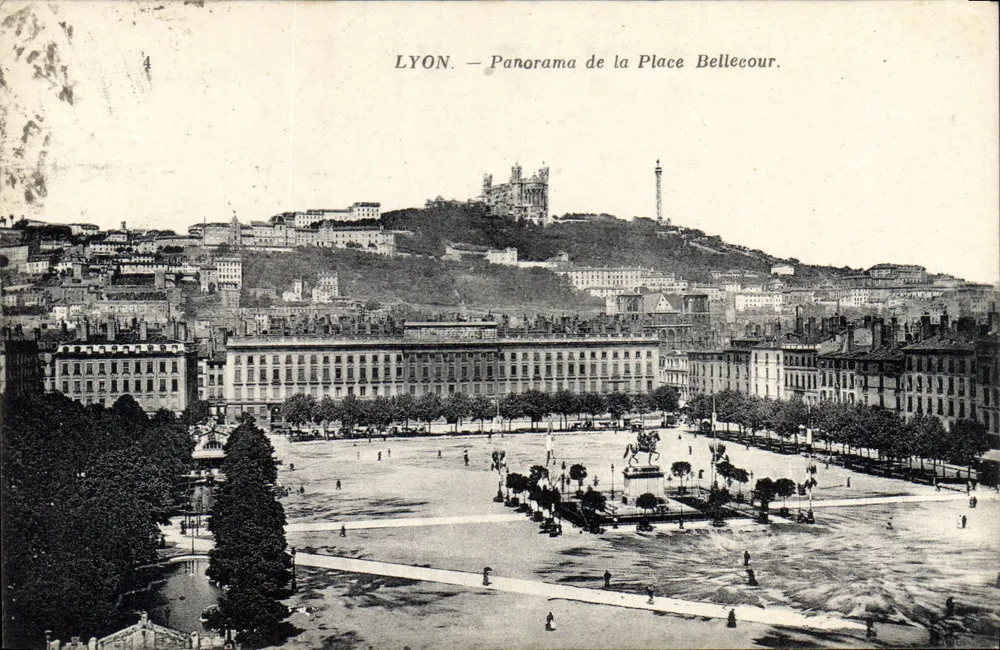 LYON — Panorama de la Place Bellecour — Antiguos Estados Seuillien y Cie, París - Anverso