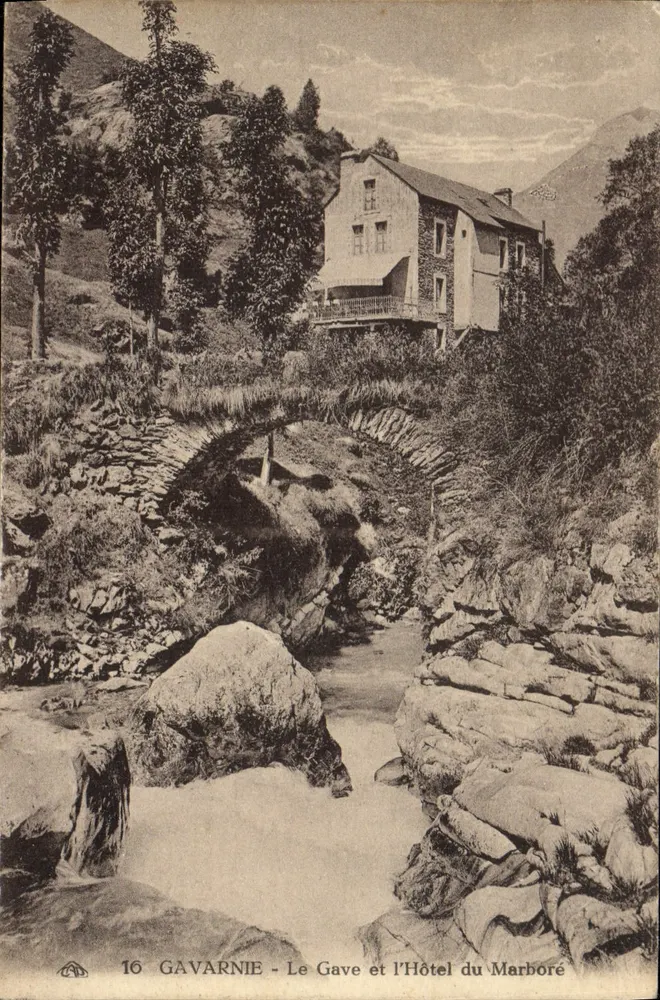 Gavarnie - Le Gave et l'Hôtel du Marboré — CPA n°16 - Recto