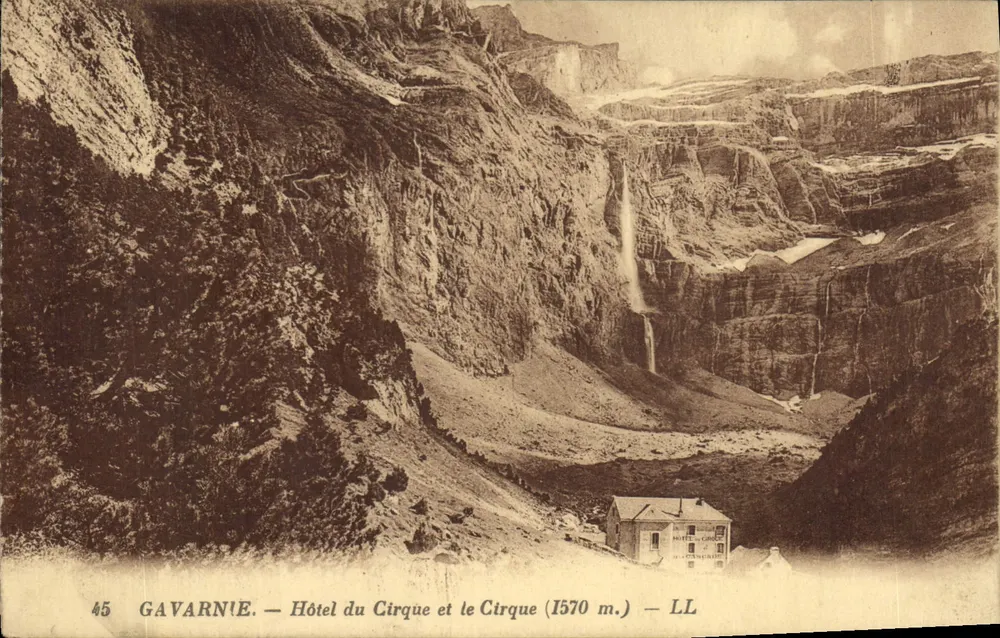 Gavarnie — Hotel do Circo e o Circo (1570 m.) — LL - Frente