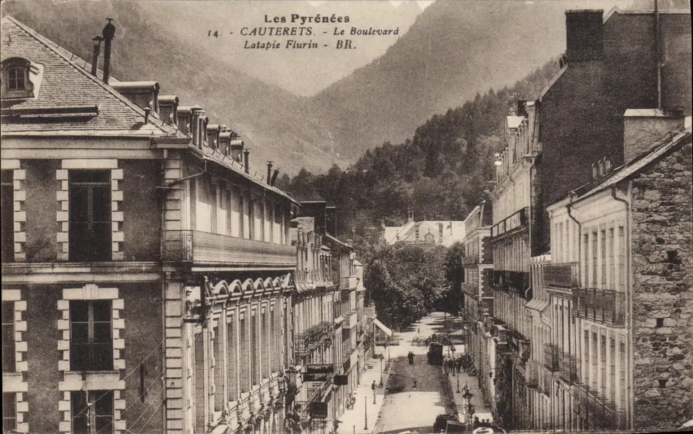 Cauterets - Le Boulevard — vue de la rue bordée de bâtiments — éditeur Latapie Flurin - BR, série 14 - Recto