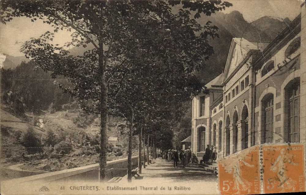 Cauterets - Établissement Thermal de la Raillière — vue de l'établissement avec montagnes en arrière-plan - Recto